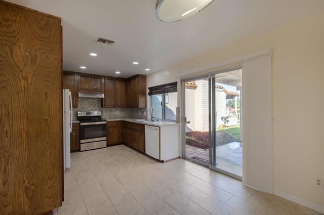 17476 Plaza Cerado, San Diego CA: https://media.crmls.org/mediaz/92d595cd-b44a-4af4-ade1-e7e547fa8473.jpg