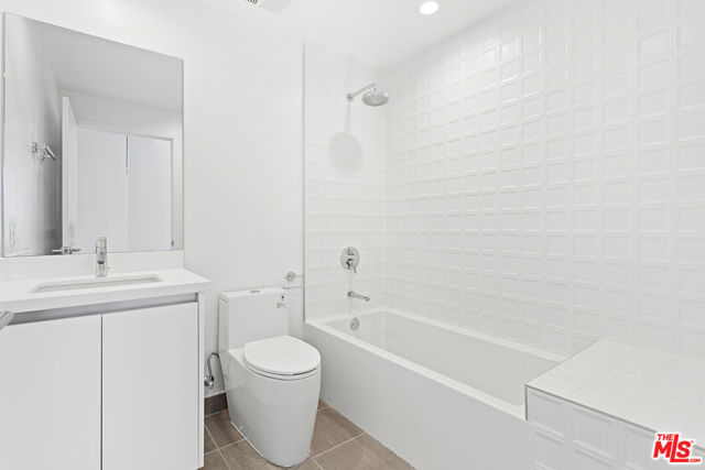 11727 Kiowa Avenue, Los Angeles CA: https://media.crmls.org/mediaz/92d6b56a-c0c7-45c1-8933-ac742427054e.jpg