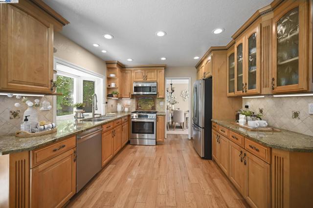 561 Santander Dr, San Ramon CA: https://media.crmls.org/mediaz/92d735bd-1a59-4a34-b5c7-2f6871f62bfe.jpg