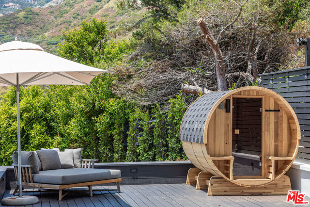 3525 Coast View Drive, Malibu CA: https://media.crmls.org/mediaz/92d880ee-de2c-4a23-9d5d-cb3d00e2cd5c.jpg