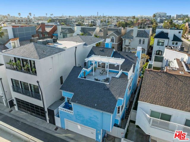 134 Roma Court, Marina del Rey CA: https://media.crmls.org/mediaz/92d8ac99-66e3-489a-8366-21db5012c341.jpg