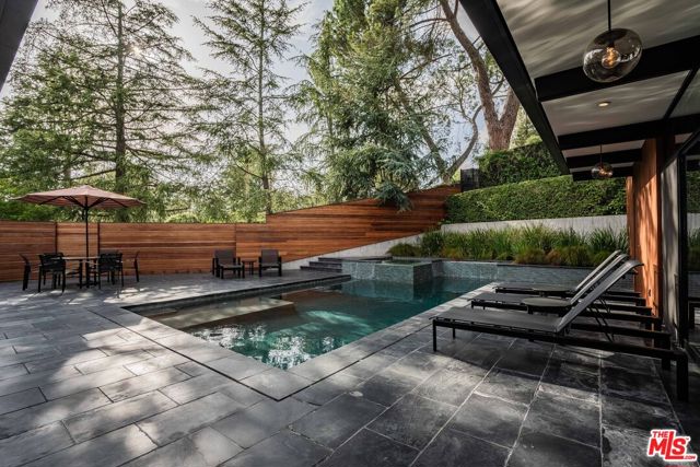 5228 Escalante Drive, La Canada Flintridge CA: https://media.crmls.org/mediaz/92d922f6-81ec-4500-8ddf-d953cabefa25.jpg