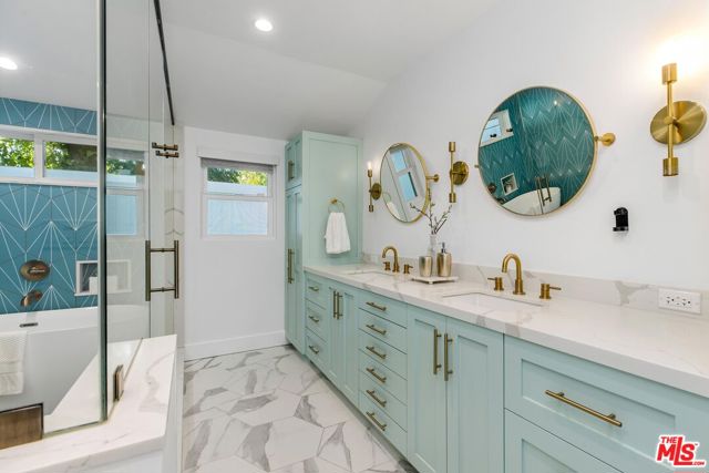 5200 Del Moreno Drive, Woodland Hills CA: https://media.crmls.org/mediaz/92d999c5-9c28-42ab-9089-8bec4913512d.jpg