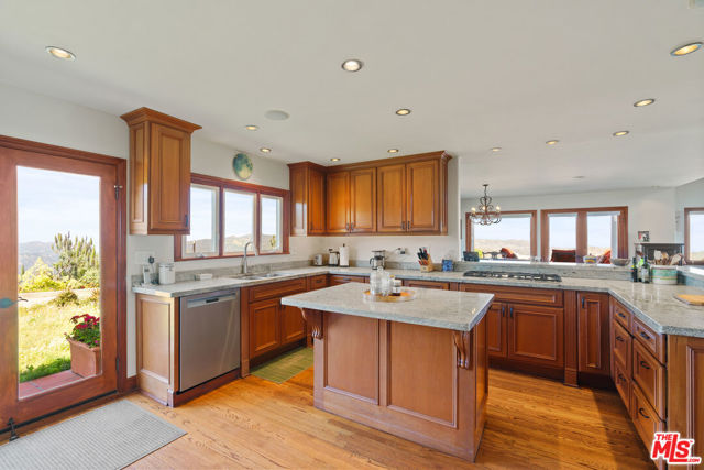 2303 Tuna Canyon Road, Topanga CA: https://media.crmls.org/mediaz/92d99cad-273f-4216-b725-35d22e6b54d6.jpg