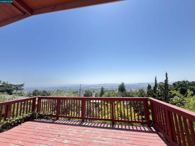 7618 Sunkist Dr, Oakland CA: https://media.crmls.org/mediaz/92d9f583-66bc-4271-9be3-cbc37cc6bb59.jpg
