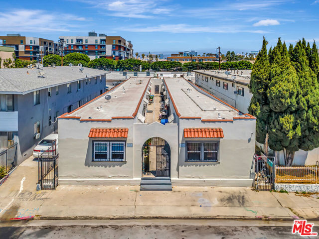 2233 W 14th Street, Los Angeles CA: https://media.crmls.org/mediaz/92da7932-9d83-4475-b040-57b4ef2e461a.jpg