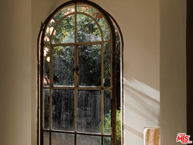 9606 Heather Road, Beverly Hills CA: https://media.crmls.org/mediaz/92da84ec-ca7f-470f-ae77-294edcc1d6cf.jpg