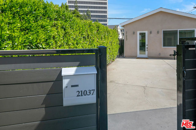 21037 Costanso St, Woodland Hills CA: https://media.crmls.org/mediaz/92dab2d6-4682-4714-b8e7-40384b960c49.jpg