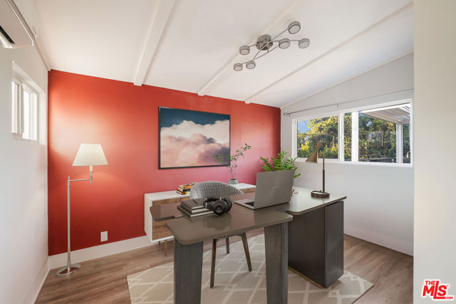 11775 Laurelwood Drive, Studio City CA: https://media.crmls.org/mediaz/92db91ec-9477-40dc-9af2-b84d6e195235.jpg