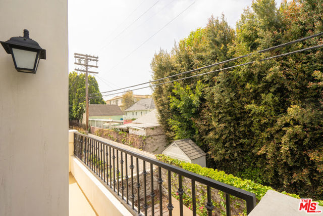 1529 S BEVERLY Drive, Los Angeles CA: https://media.crmls.org/mediaz/92dbcaec-6065-473c-a854-4e60cef799ed.jpg