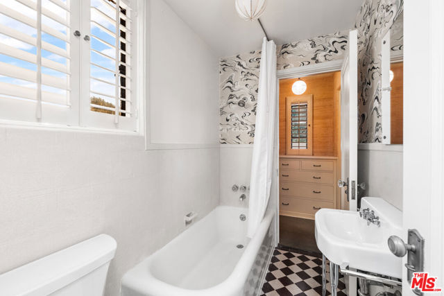 191 S Hudson Avenue, Los Angeles CA: https://media.crmls.org/mediaz/92dbd461-3357-43d7-8b74-6ac89c32a363.jpg