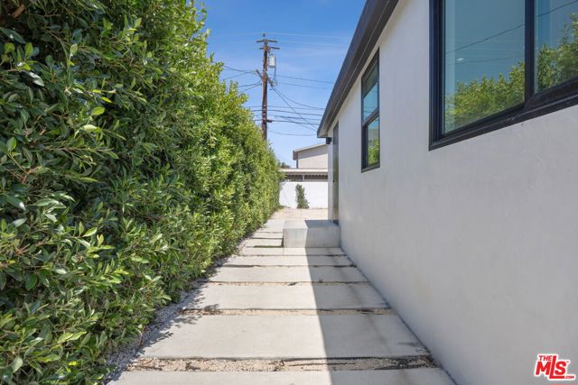 3940 Huron Avenue, Culver City CA: https://media.crmls.org/mediaz/92dc1a11-fd45-4add-b27f-4a656d16312b.jpg