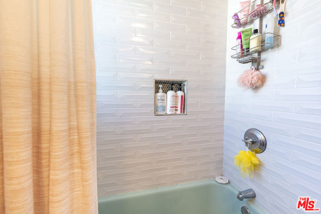 1005 N Alexandria Avenue, Los Angeles CA: https://media.crmls.org/mediaz/92dcd84b-1c31-42ae-9c4f-334baab7af72.jpg