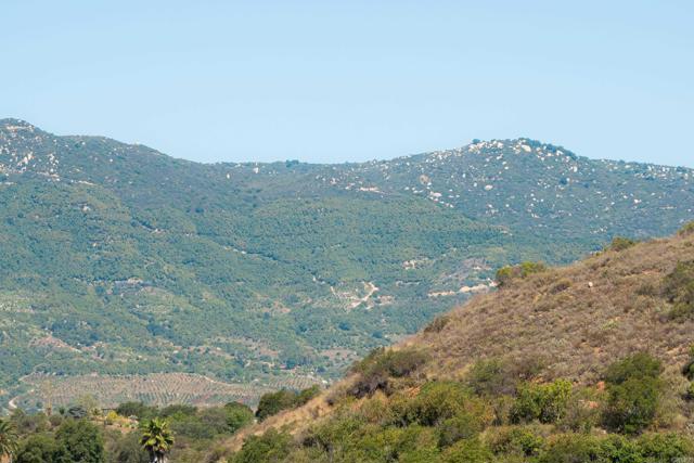 27 Daily Road, Fallbrook CA: https://media.crmls.org/mediaz/92ddeb57-8cd9-479e-844f-c9b2f03812f5.jpg