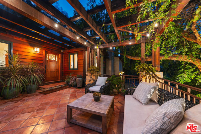5045 Oakdale Avenue, Woodland Hills CA: https://media.crmls.org/mediaz/92ddedd3-a53b-466a-a323-96f332527e10.jpg