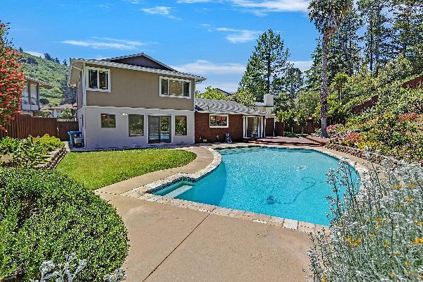 10 Banff Way, Pacifica CA: https://media.crmls.org/mediaz/92df1606-34fd-4903-afc3-c11cb8424a99.jpg