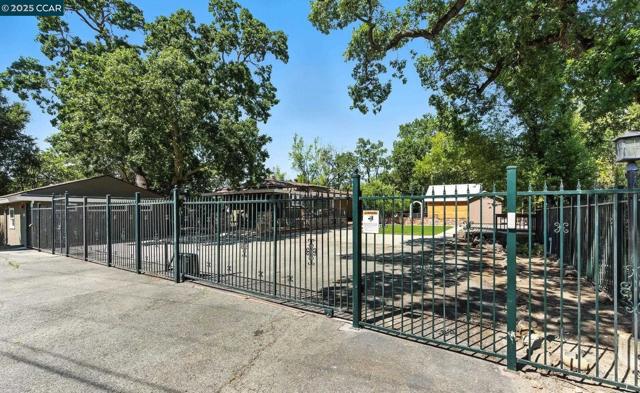 122 Stein Way, Orinda CA: https://media.crmls.org/mediaz/92dfa263-ef20-4d90-9a80-9e153bb4a3d9.jpg