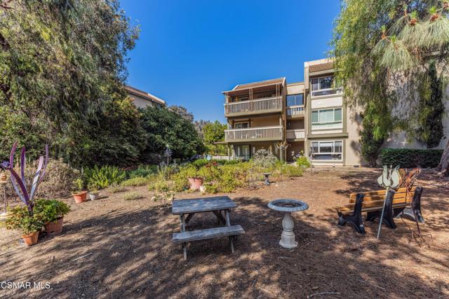 348 Chestnut Hill Court, Thousand Oaks CA: https://media.crmls.org/mediaz/92dfad5a-e24b-4015-a4c2-21988926c178.jpg