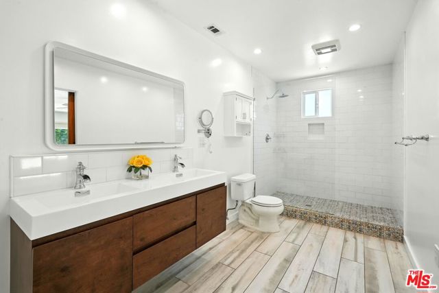 20616 Quedo Drive, Woodland Hills CA: https://media.crmls.org/mediaz/92e0bc8f-7986-47e9-a475-c32c564cf560.jpg