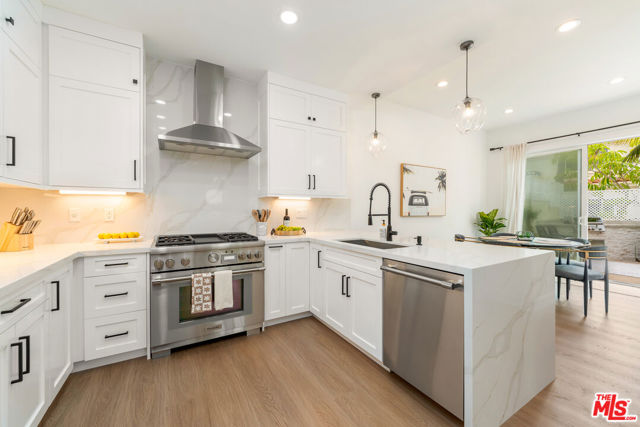 6453 Zuma View Place, Malibu CA: https://media.crmls.org/mediaz/92e1bed7-59d8-463c-9fdb-448076df5c7e.jpg