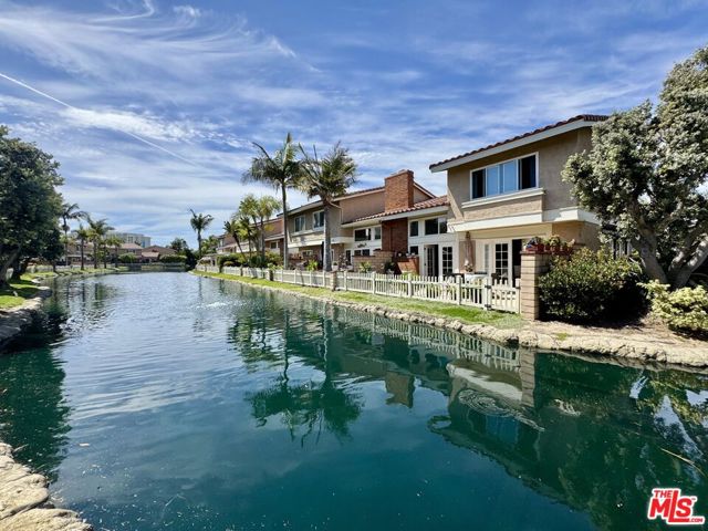 7756 Sailboat Circle, Huntington Beach CA: https://media.crmls.org/mediaz/92e1e111-42b0-4c11-a3a5-c306da034be1.jpg