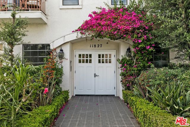11827 Goshen Avenue, Los Angeles CA: https://media.crmls.org/mediaz/92e26322-791f-4079-b847-5620572b29c9.jpg