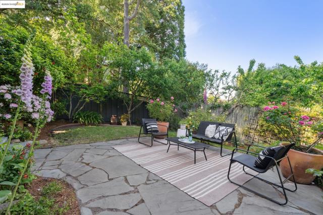 1025 Creston Rd, Berkeley CA: https://media.crmls.org/mediaz/92e29554-e25d-4188-aec5-6c93707b9d2d.jpg