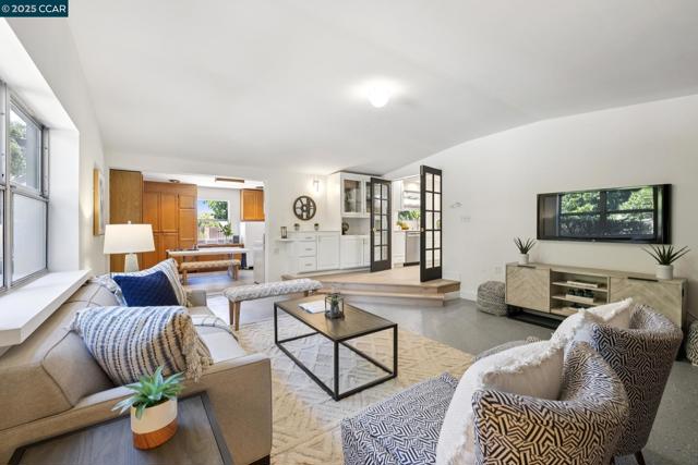 12 La Sonoma Ct, Alamo CA: https://media.crmls.org/mediaz/92e343e1-99fe-4a69-b4db-3ca438dbb4e7.jpg