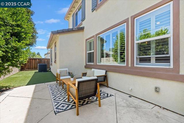 2097 Salice Way, Brentwood CA: https://media.crmls.org/mediaz/92e35cc6-f765-4ddf-9e9a-8591550c42d0.jpg