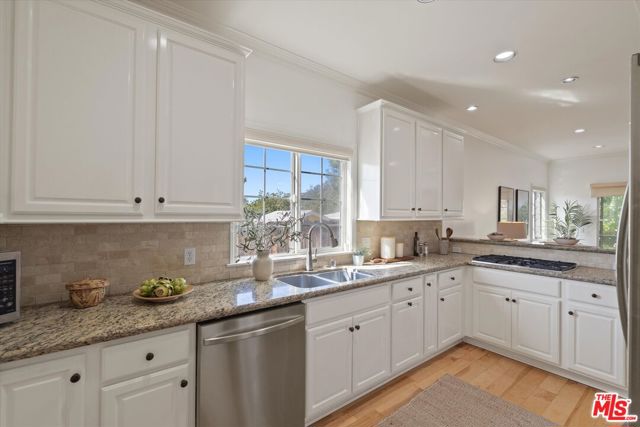 2409 Olive Avenue, La Crescenta CA: https://media.crmls.org/mediaz/92e37b37-c973-400d-8951-d49970726a12.jpg