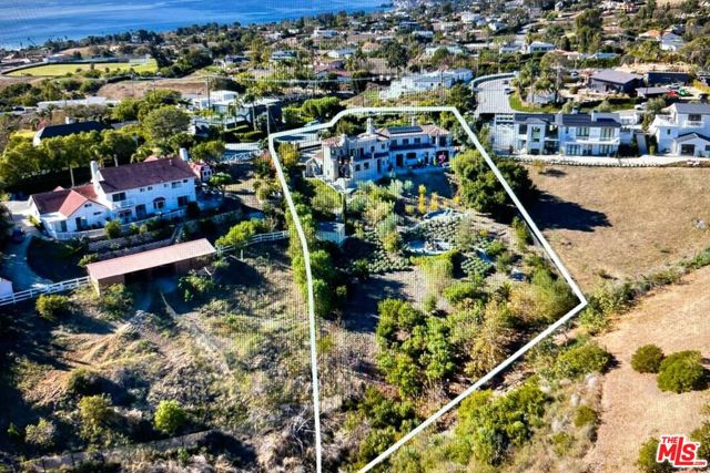 29549 Harvester Road, Malibu CA: https://media.crmls.org/mediaz/92e38e4f-41aa-4bea-92b7-b0b6378a3c75.jpg