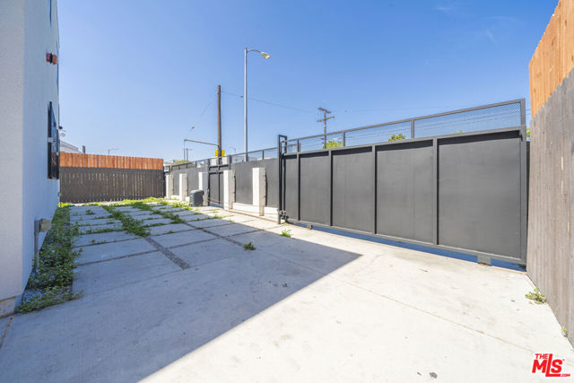 4112 1/2 S Normandie Avenue, Los Angeles CA: https://media.crmls.org/mediaz/92e38ee0-62e2-42b3-bdd8-05ad55b9ddd6.jpg