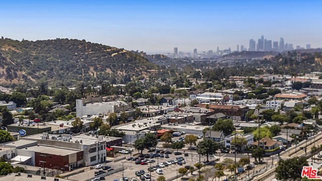 6105 Mount Angelus Drive, Los Angeles CA: https://media.crmls.org/mediaz/92e39f14-40c6-4449-96e6-3f0d078d6c2f.jpg