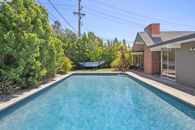 3767 Gainsborough Dr, Concord CA: https://media.crmls.org/mediaz/92e3b822-1d8c-48c5-805a-ae9704680b34.jpg