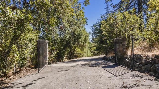 11090 Mora Drive, Los Altos Hills CA: https://media.crmls.org/mediaz/92e57399-9997-4893-9435-d77f38a4bfea.jpg