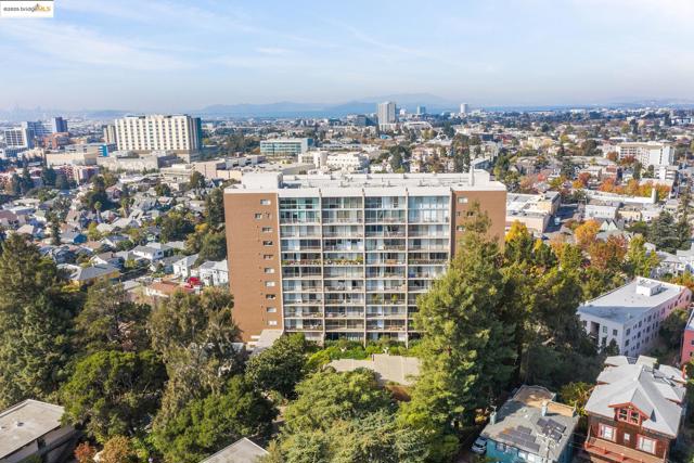 1 Kelton Ct, Oakland CA: https://media.crmls.org/mediaz/92e5cd3a-d6f2-4c8f-9f42-f464f97025c5.jpg