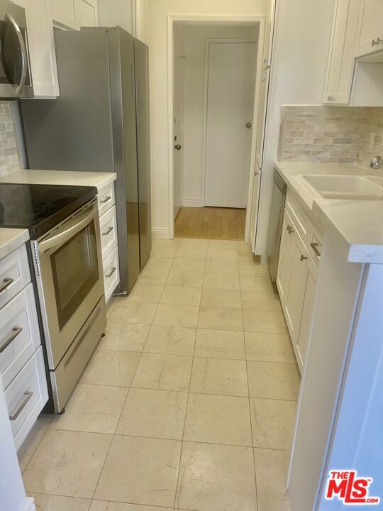 1097 S Bedford Drive, Los Angeles CA: https://media.crmls.org/mediaz/92e6bc0b-3900-4ee6-a971-a7c0b6a0b8a0.jpg