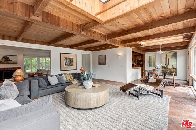2541 Park Oak Drive, Los Angeles CA: https://media.crmls.org/mediaz/92e79434-c6b0-463d-94e6-9106eb6a800a.jpg