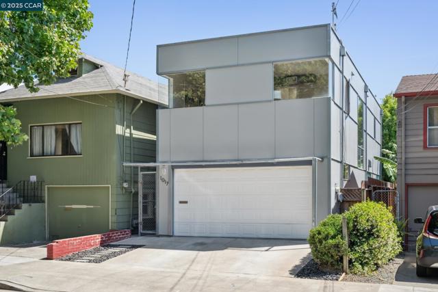 1017 45Th St, Emeryville CA: https://media.crmls.org/mediaz/92e8751e-663f-4941-a08c-936a0028b681.jpg