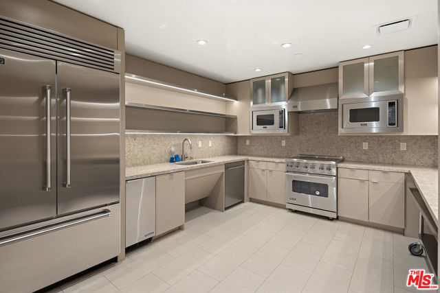 10560 Wilshire Boulevard, Los Angeles CA: https://media.crmls.org/mediaz/92ea09e6-baaf-4847-bf9f-07debf493fbe.jpg