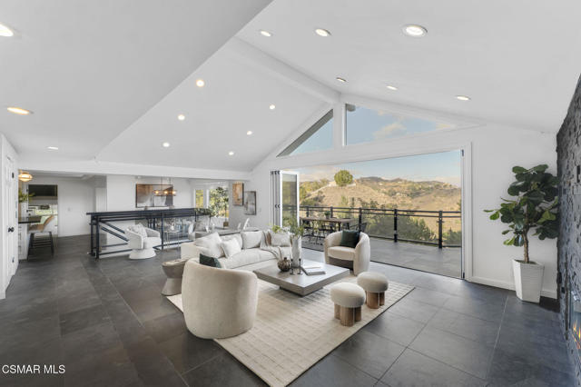 54 Saddlebow Road, Bell Canyon CA: https://media.crmls.org/mediaz/92ea4b14-851d-4df2-9efc-85809403e062.jpg