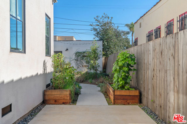 1280 S Sycamore Avenue, Los Angeles CA: https://media.crmls.org/mediaz/92eb6d72-5b6b-4530-a301-cc9339436f2b.jpg