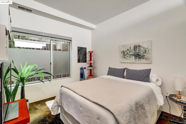 2709 10th St, Berkeley CA: https://media.crmls.org/mediaz/92ebcb68-7550-4e2b-8b11-5e125e175275.jpg