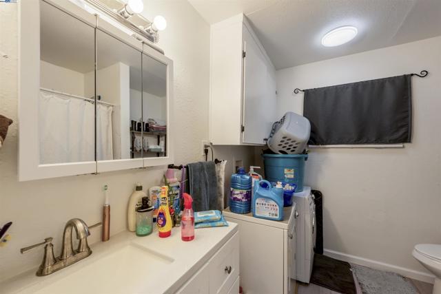 107 Catron Dr, Oakland CA: https://media.crmls.org/mediaz/92ed6fc5-7d64-4346-808d-f6f724a42788.jpg