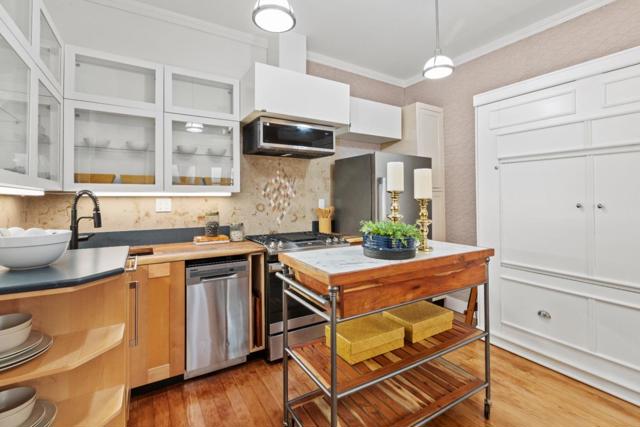 950 Noe Street, San Francisco CA: https://media.crmls.org/mediaz/92edf075-5c2d-414c-ba5f-175142e8e08c.jpg