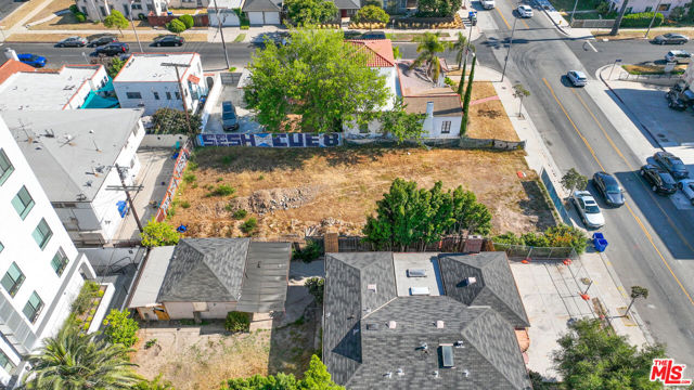 1562 S Fairfax Avenue, Los Angeles CA: https://media.crmls.org/mediaz/92ee0fba-a0aa-41e5-b99f-69824ef0ba54.jpg