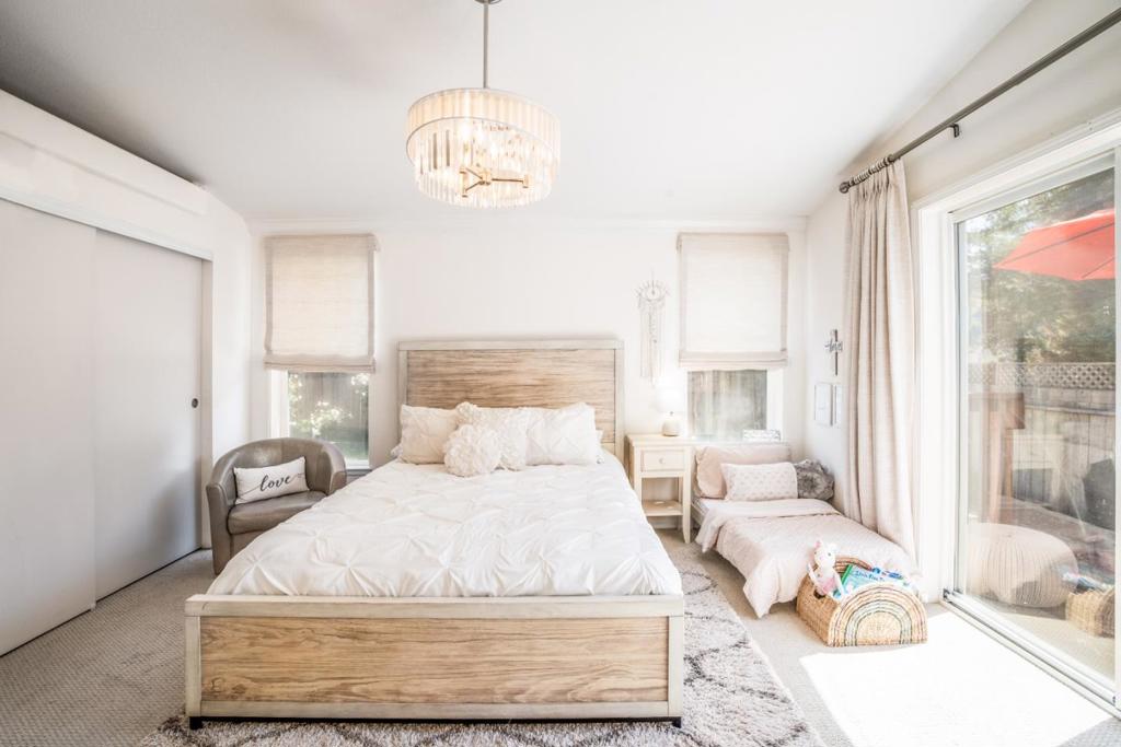 https://media.crmls.org/mediaz/92ee7801-a37a-43a7-850d-9e090bc5e344.jpg?preset=X-Large