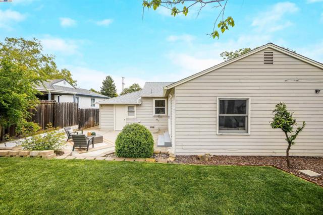 19157 San Miguel Ave, Castro Valley CA: https://media.crmls.org/mediaz/92eea047-7130-4aa7-b3b0-68baf36c076f.jpg