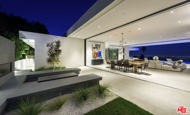 1535 Carla, Beverly Hills CA: https://media.crmls.org/mediaz/92eeeedd-0ebe-4a85-8a79-10f211d9c3e0.jpg