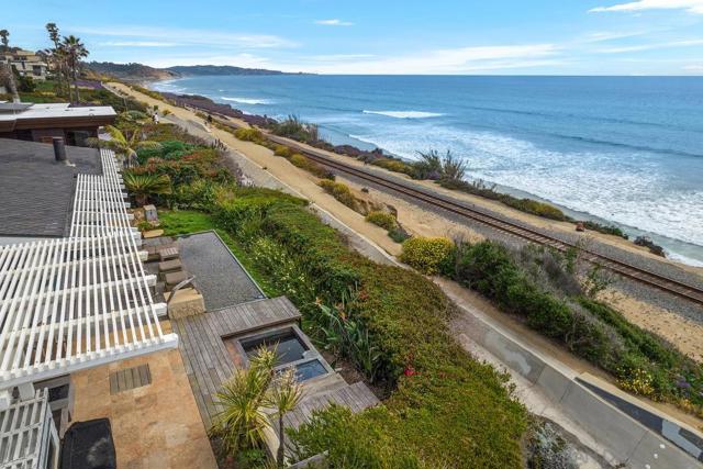 111 Little Orphan Aly, Del Mar CA: https://media.crmls.org/mediaz/92efc07f-d6f1-4153-adb0-47624d50ff6d.jpg